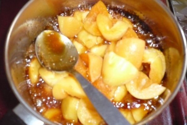 Fructe cu sos caramel si paine in ou