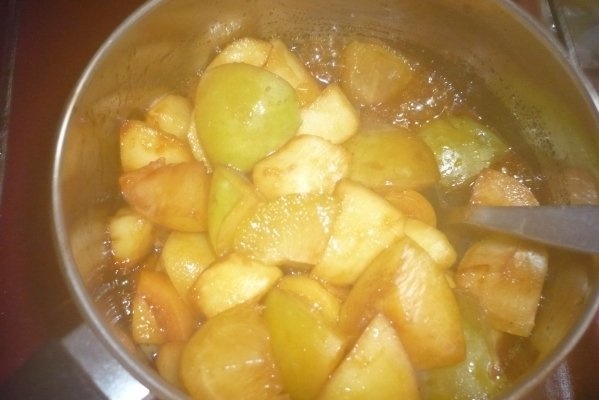 Fructe cu sos caramel si paine in ou