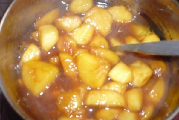 Fructe cu sos caramel si paine in ou