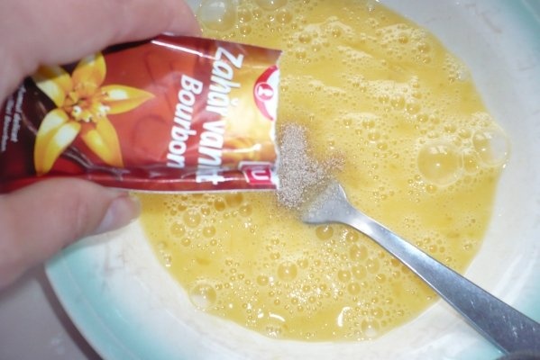 Fructe cu sos caramel si paine in ou