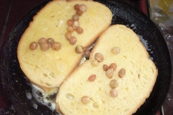 Fructe cu sos caramel si paine in ou