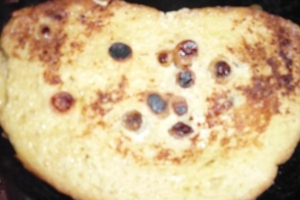 Fructe cu sos caramel si paine in ou