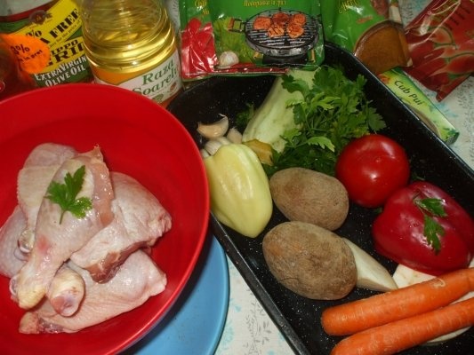 Pulpe de pui cu legume la cuptor