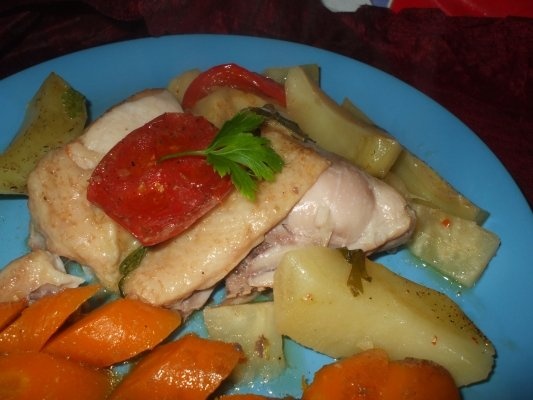 Pulpe de pui cu legume la cuptor