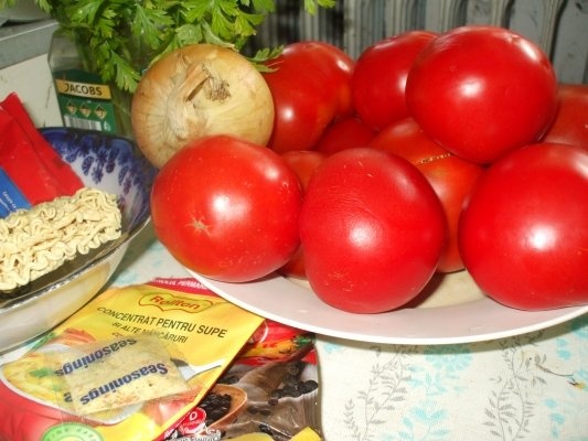 Supa de rosii cu taitei sau flechite