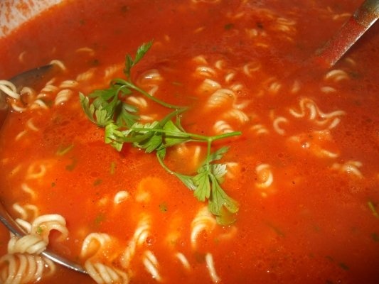 Supa de rosii cu taitei sau flechite