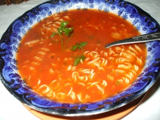 Supa de rosii cu taitei sau flechite