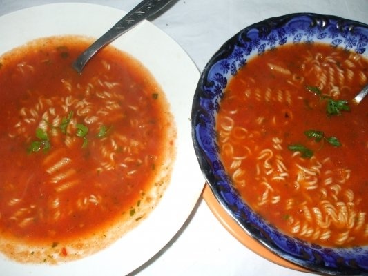 Supa de rosii cu taitei sau flechite