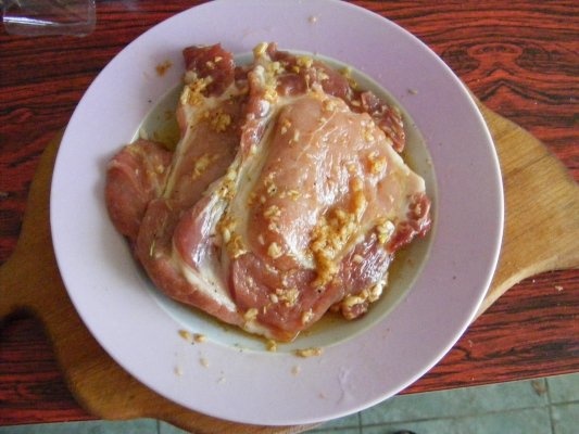 Ceafa de porc cu usturoi la cuptor