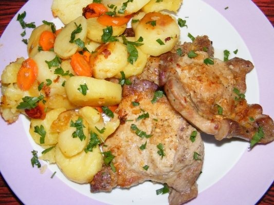 Ceafa de porc cu usturoi la cuptor