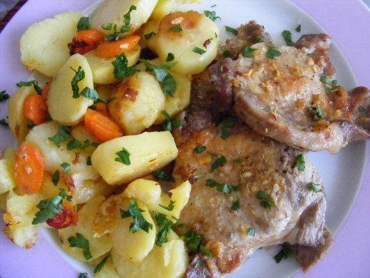 Ceafa de porc cu usturoi la cuptor