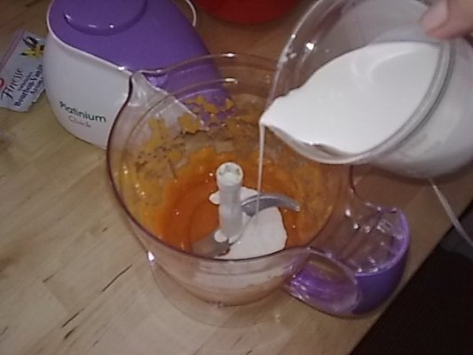 Tort cu crema de caise si fructe.