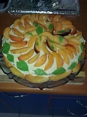 Tort cu crema de caise si fructe.