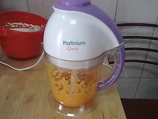 Tort cu crema de caise si fructe.