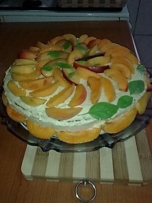 Tort cu crema de caise si fructe.