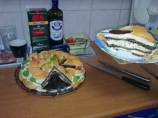 Tort cu crema de caise si fructe.