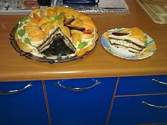 Tort cu crema de caise si fructe.