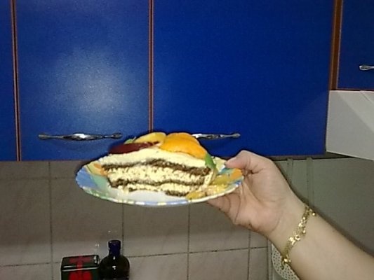 Tort cu crema de caise si fructe.