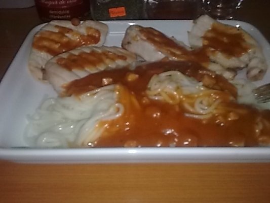 Spaghete cu sos bolognesse si piept de pui la gratar