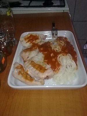 Spaghete cu sos bolognesse si piept de pui la gratar