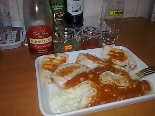 Spaghete cu sos bolognesse si piept de pui la gratar