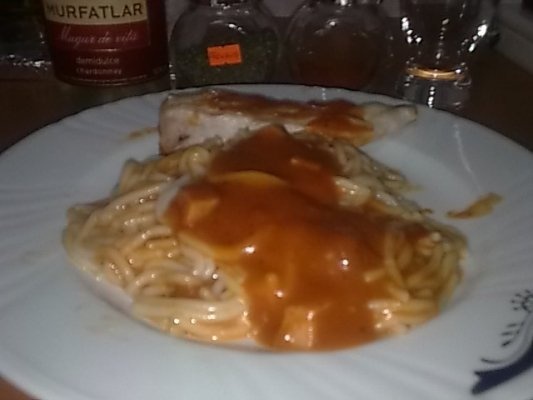 Spaghete cu sos bolognesse si piept de pui la gratar