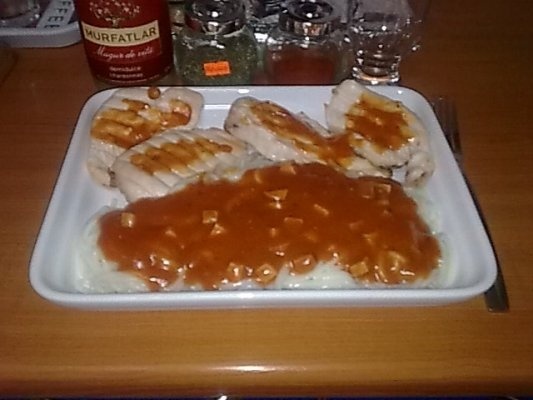 Spaghete cu sos bolognesse si piept de pui la gratar