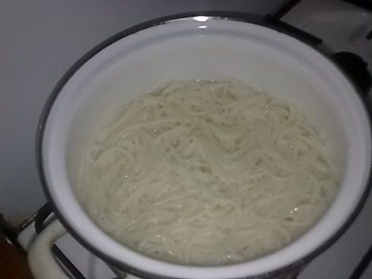 Spaghete cu sos bolognesse si piept de pui la gratar