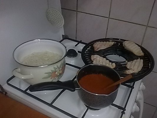 Spaghete cu sos bolognesse si piept de pui la gratar