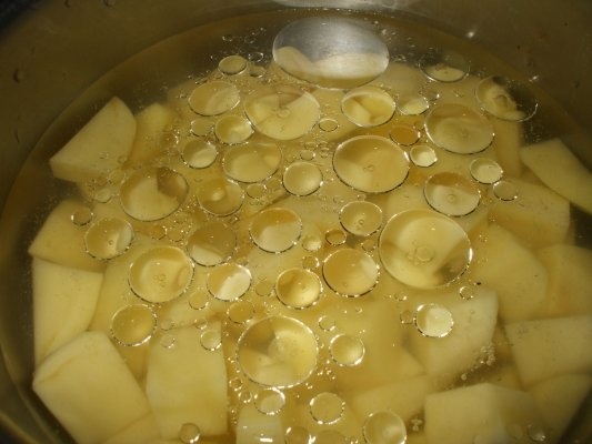 Piept de porc la gratar cu cartofi natur