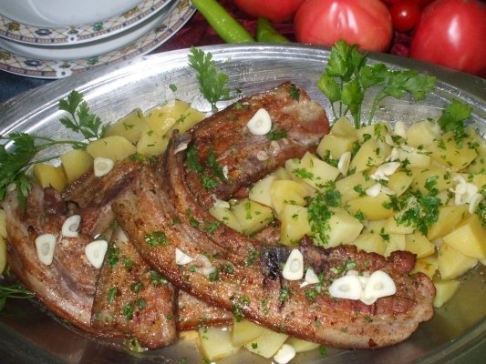 Piept de porc la gratar cu cartofi natur