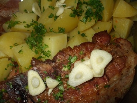 Piept de porc la gratar cu cartofi natur