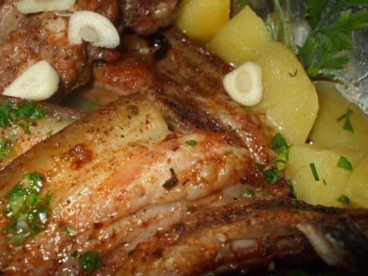 Piept de porc la gratar cu cartofi natur