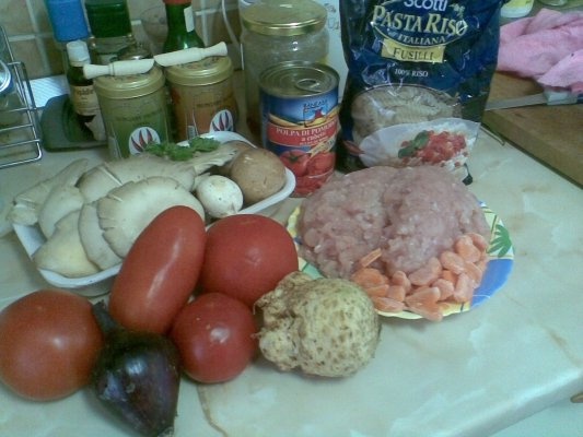 FUSILLI CU SOS DE CARNE CU ROSII