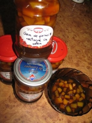 Gem de piersici si nectarine cu cafea