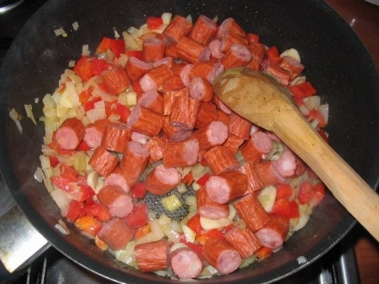 Papricas de fasole verde cu carnati