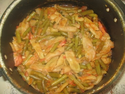 Papricas de fasole verde cu carnati