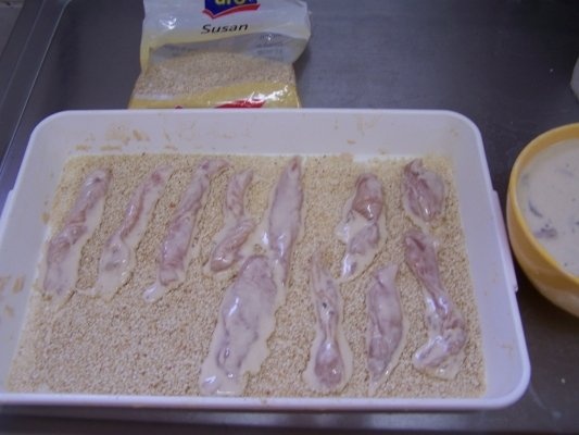 Pui cu susan si chips-uri cu rozmarin.