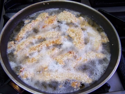 Pui cu susan si chips-uri cu rozmarin.