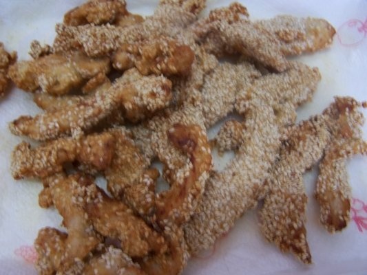 Pui cu susan si chips-uri cu rozmarin.