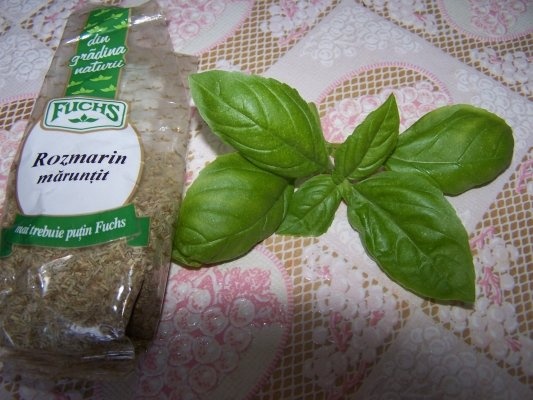 Pui cu susan si chips-uri cu rozmarin.