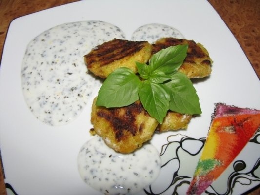 Turtite de dovlecei cu sos de iaurt aromat