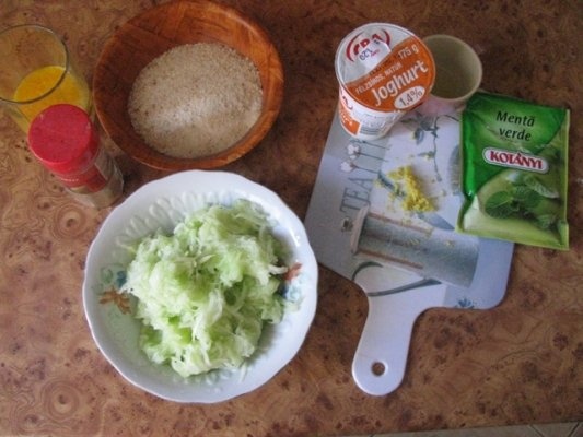 Turtite de dovlecei cu sos de iaurt aromat