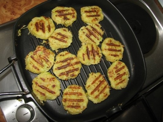 Turtite de dovlecei cu sos de iaurt aromat