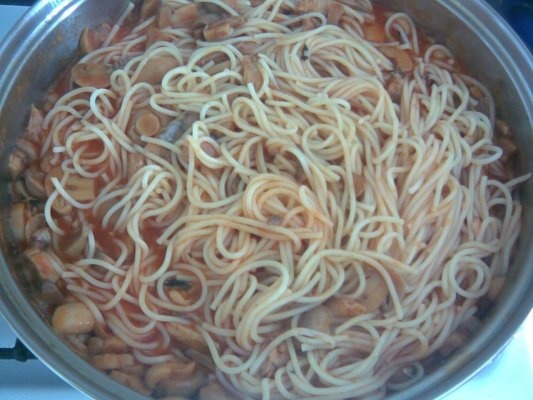 Spaghetti cu peste si ciuperci