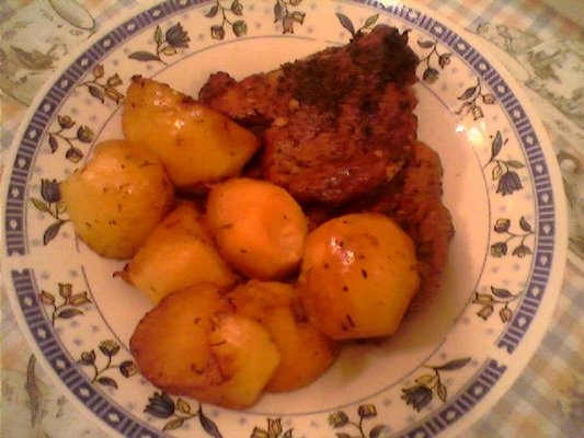 Cartofi cu carnita de porc la cuptor