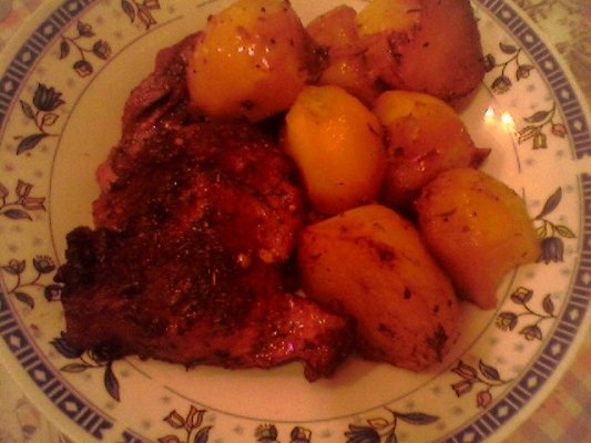 Cartofi cu carnita de porc la cuptor