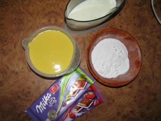 Inghetata de ciocolata cu crema de iaurt si fructe