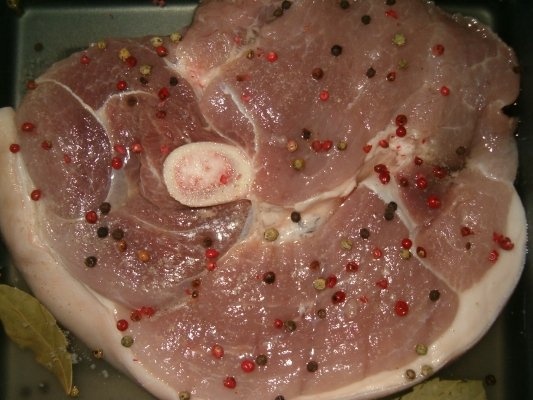 Pulpa de porc cu piper si carnati la cuptor