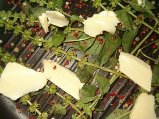 Ciolan de porc fiert si afumat la gratar cu busuioc